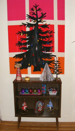 Illustration for article titled My Apartment Holiday Tree Solution (6 images)